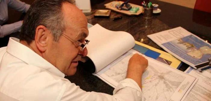 Romeo Nunzio, reprezentantul firmei italiene, explicând proiectul FOTO Obiectiv Vocea Brăilei