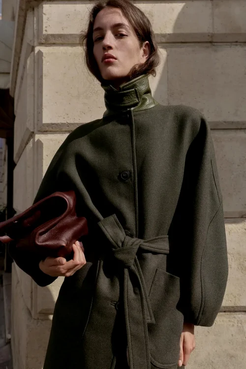 Palton cu guler înalt.