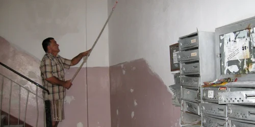 Târgovişte: Scările blocurilor din Târgovişte scapă greu de mizerie