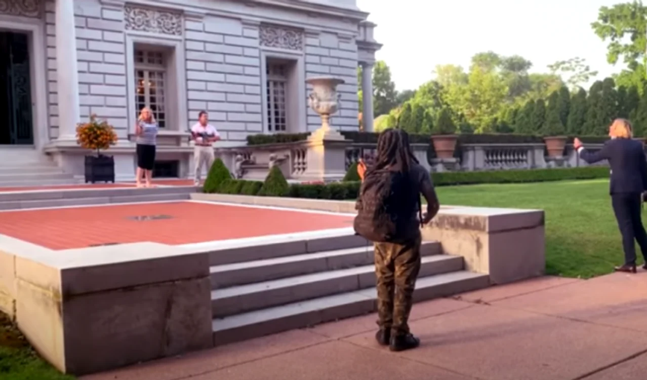 Cuplu american înfruntă cu armele protestatari BLM Foto captură PBS NewsHour