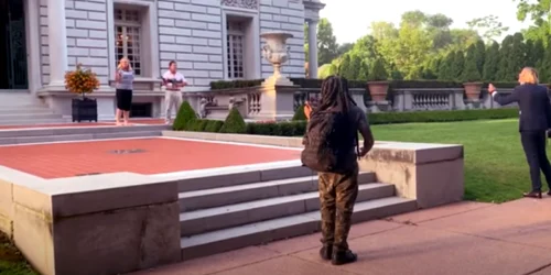 Cuplu american înfruntă cu armele protestatari BLM Foto captură PBS NewsHour