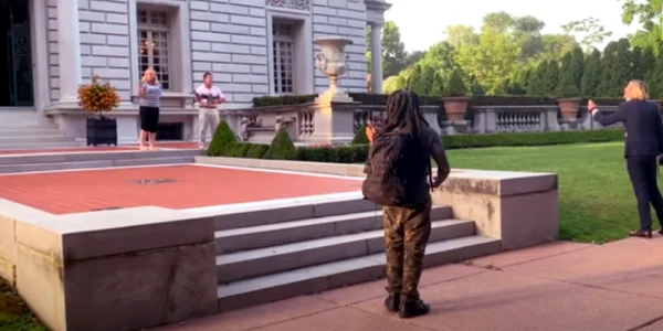 Cuplu american înfruntă cu armele protestatari BLM Foto captură PBS NewsHour