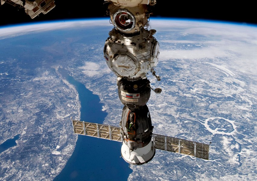 Doi astronauţi saudiţi, un bărbat şi o femeie, au decolat spre Staţia Spaţială Internaţională
