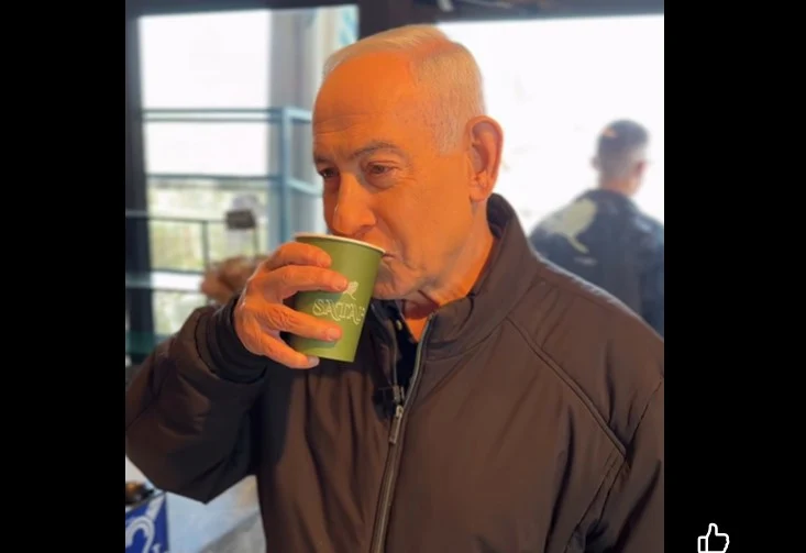 „Sunt mort”. Netanyahu se filmează în timp ce bea cafea și glumește pe seama zvonurilor despre moartea sa: „Vreți să-mi numărați degetele?”