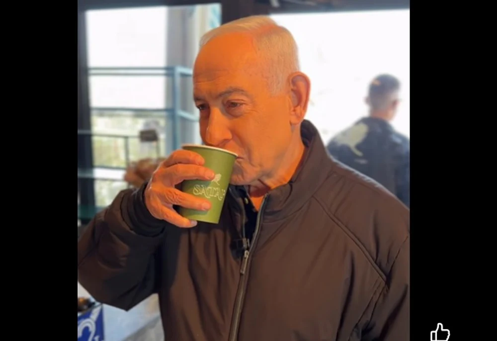 „Sunt mort”. Netanyahu se filmează în timp ce bea cafea și glumește pe seama zvonurilor despre moartea sa: „Vreți să-mi numărați degetele?”