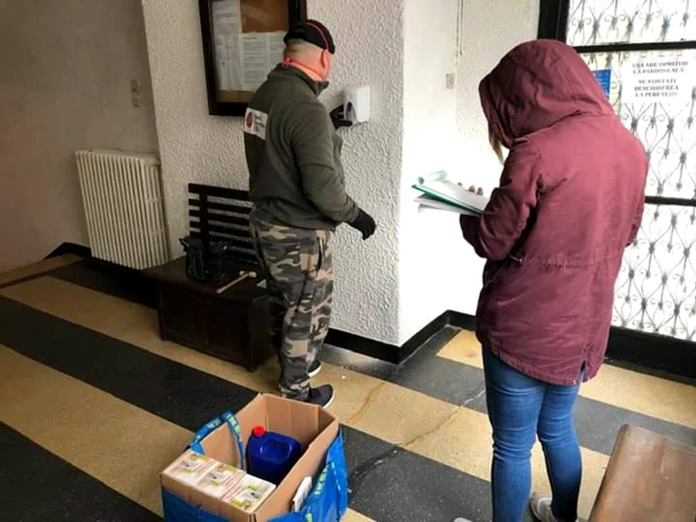 
    În sectorul 1, încă se montează recipiente pentru dezinfectanți în scările de bloc  