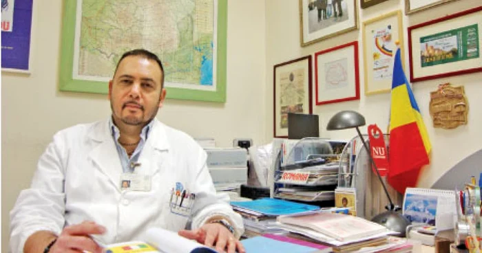În biroul medicului Massimo Liberatori sunt multe obiecte care îi amintesc de România