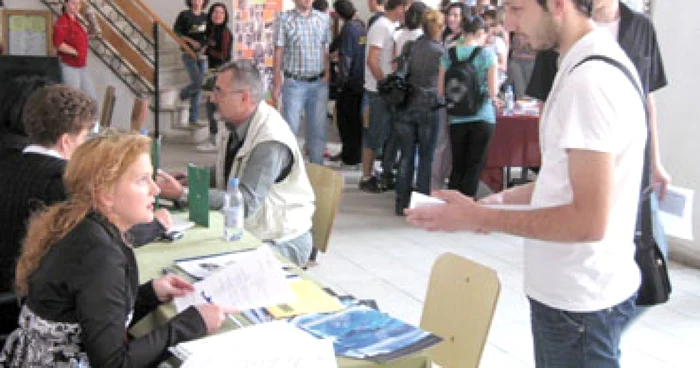 Voluntariatul cântăreşte greu la CV