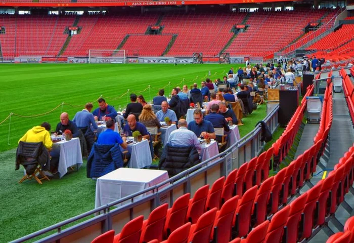 
    Mesele au fost așezate chair lângă terenul de fotbal ale stadionului AjaxFOTO: Instagram  