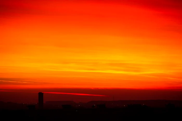 Roșul intens de pe cer părea a fi un semn de solidaritate față de victimele incendiului din Colectiv și față de familiile lorfoto: Arhiva Personală