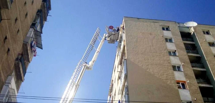 Pompierii gorjeni au acţionat la ultimul etaj al blocului turn