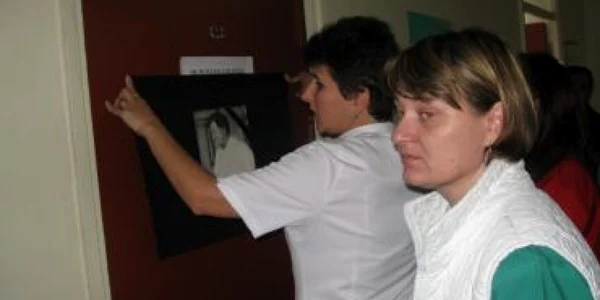 Colegii au pus doliu şi o fotografie a lui Dumitru Butulescu, pe uşa cabinetului