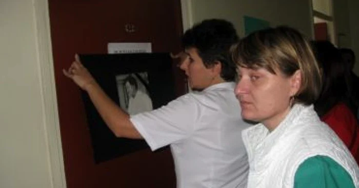 Colegii au pus doliu şi o fotografie a lui Dumitru Butulescu, pe uşa cabinetului