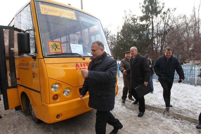 Fostul ministrul al Educaţiei Mihail Şleahtiţchi şi autobuzele buclucaşe. FOTO Adevărul