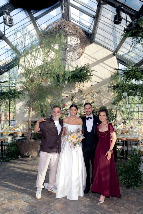 Cei doi actori, Ivona Nenu, celebra organizatoare de nunți, și Nicu Bocancea. Foto: Photogenica