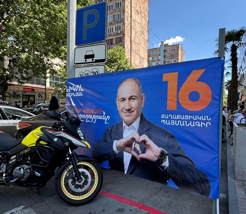 Principalul favorit rămâne partidul de guvernământ „Contractul Civic”, condus de Nikol Pașinian