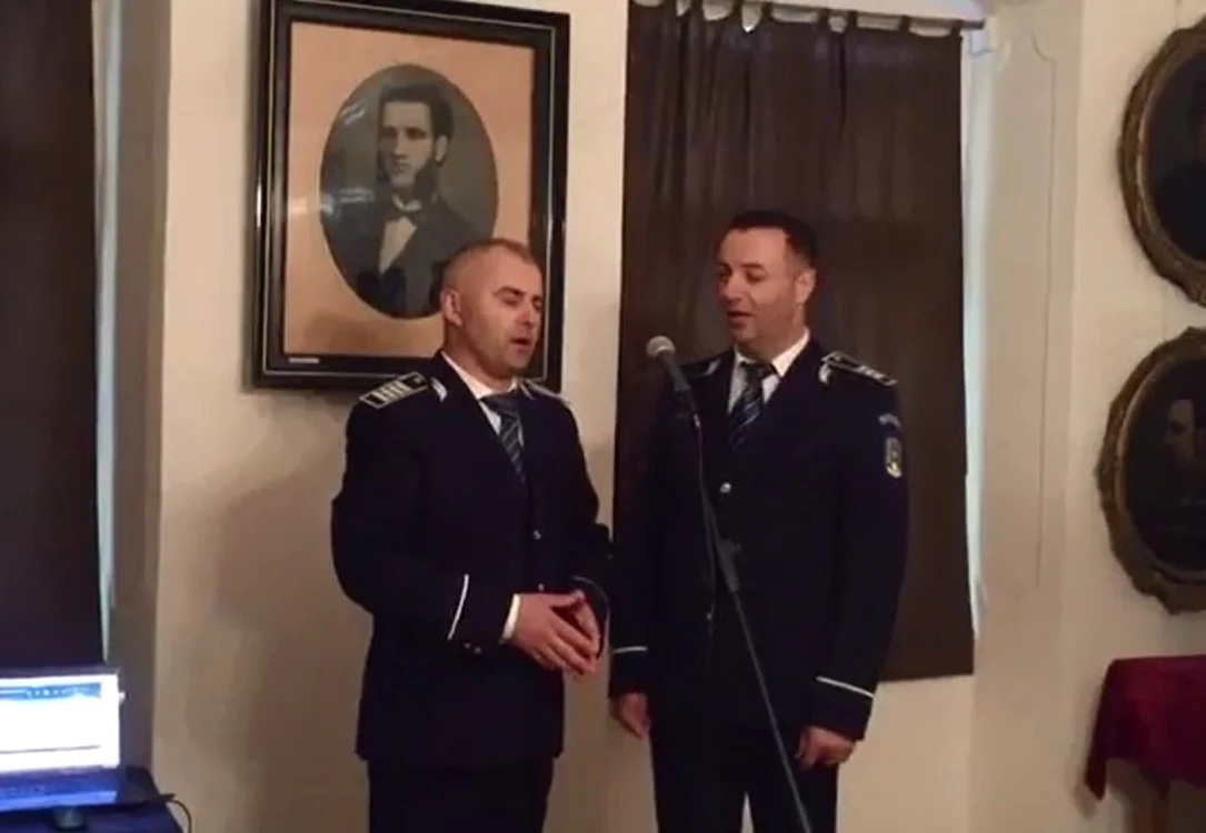 Cei doi poliţişti au oferit publicului o mostră din talentul lor ca interpreţi de muzică populară