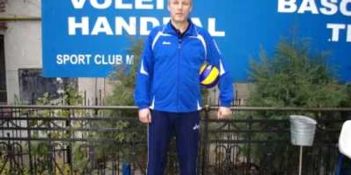 Dan Pascu nu se poate despărţi de mingea de volei