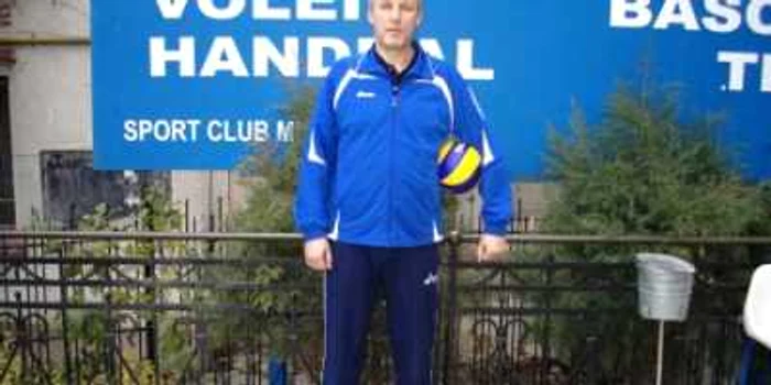 Dan Pascu nu se poate despărţi de mingea de volei