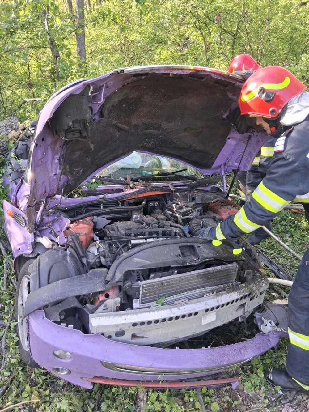 O șoferiță începătoare a ieșit cu mașina în decor. Pasagera de pe scaunul din dreapta, o tânără de 18 ani, a murit