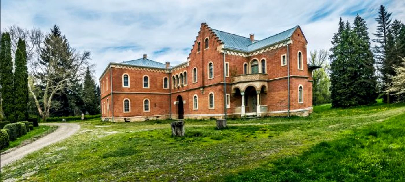 
    Castelul Roşu este situat la doar 15 minute de BacăuFoto: Flickr.com/Bogdan Apostoaia  