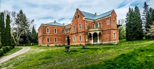 Castelul Roşu este situat la doar 15 minute de BacăuFoto: Flickr.com/Bogdan Apostoaia