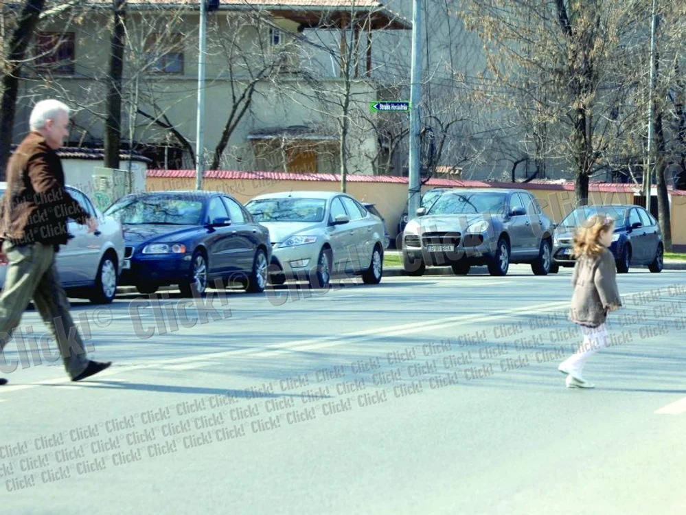
    Irina traversează în fugă  strada, dar nu pe la trecere  