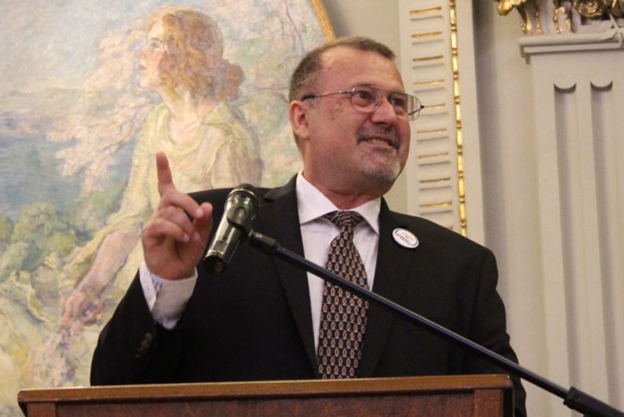 Perle la dezbaterea electorală. Candidatul Banu-Muscel își pune singur întrebarea: „De ce sunt eu aici? Nu am de gând să vă răspund”