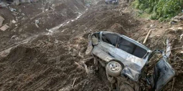 Irak: Exploziile a două automobile capcană au făcut 14 morţi şi 60 de răniţi
