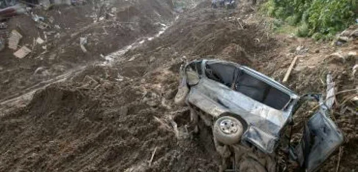 Irak: Exploziile a două automobile capcană au făcut 14 morţi şi 60 de răniţi