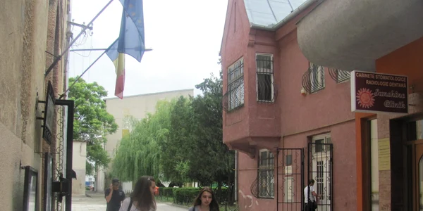 Atelierul memorial beneficiază din plin de vecinătatea cu filarmonica