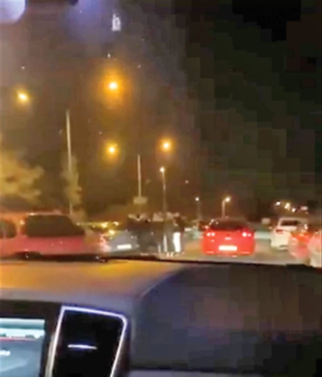 Petrecerea s-a  mutat în parcare 