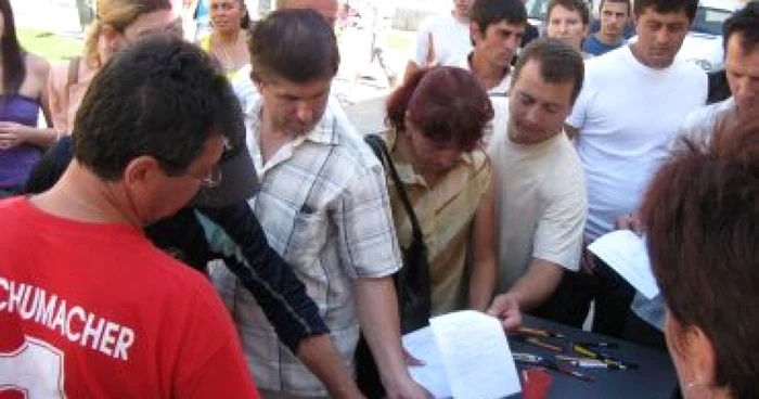 Râmnicu Vâlcea: Şomerii, păcăliţi de firmele care anunţă că fac angajări