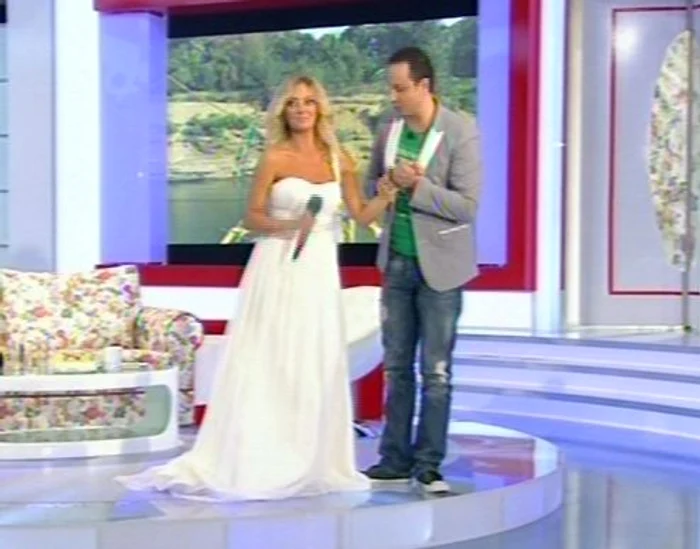 Delia a probat 3 rochii de mireasă (Foto: Captură video Pro TV)