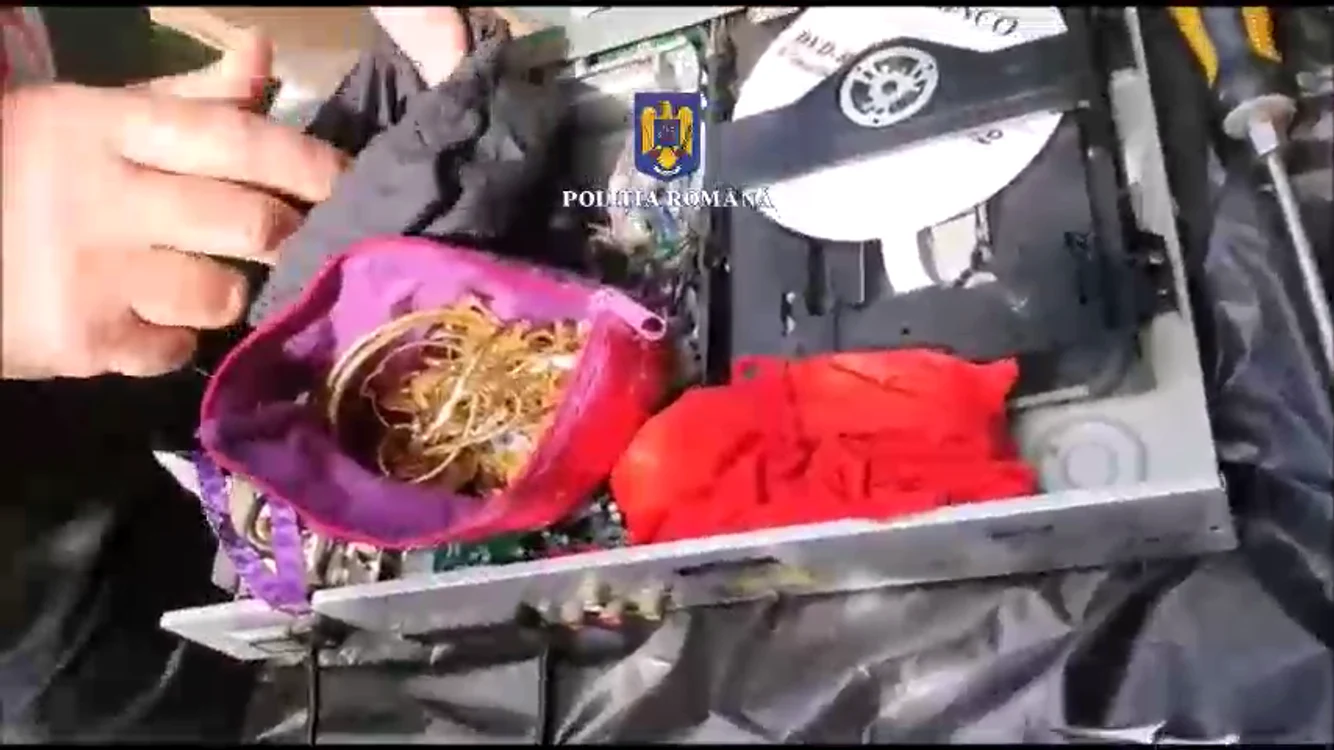 Bijuteriile erau ascunse în DVD Playere. SURSA IPJ Buzău