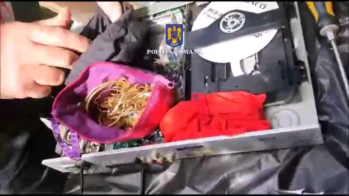 Bijuteriile erau ascunse în DVD Playere. SURSA IPJ Buzău