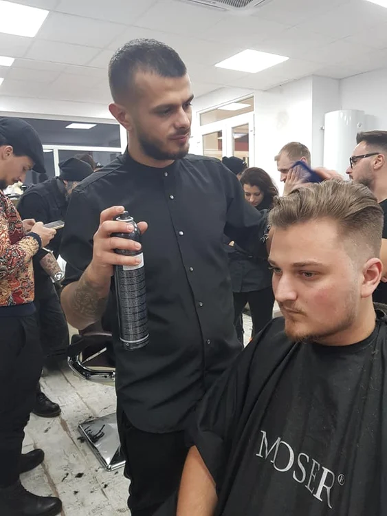Matei, pe scaunul stilistului