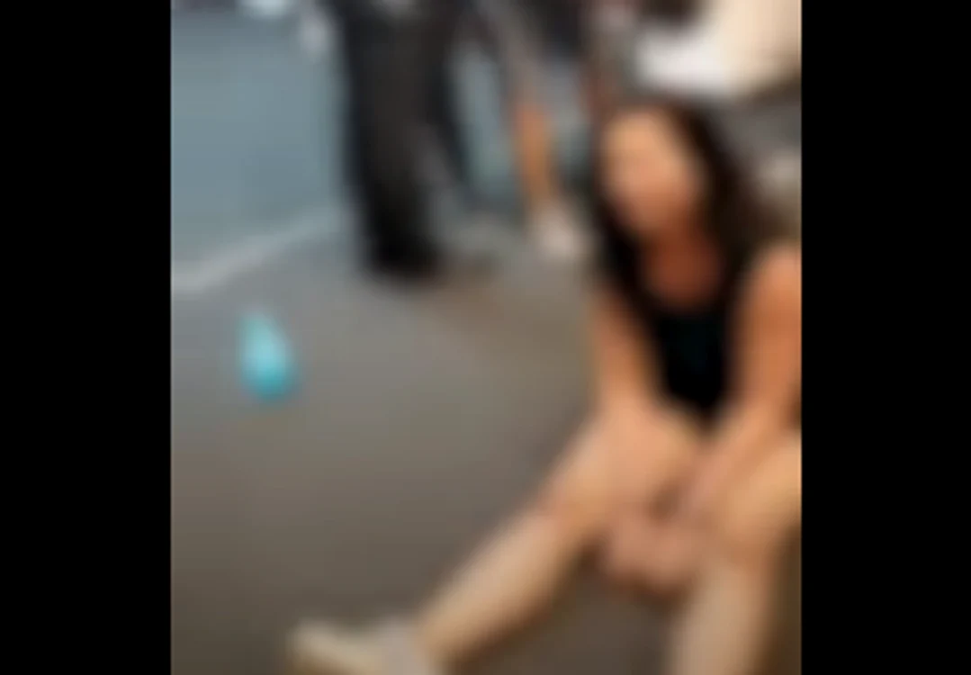 
    Tânăra a continuat să aibă o atitudine violentă și la secția de polițieFoto: Captură Video  