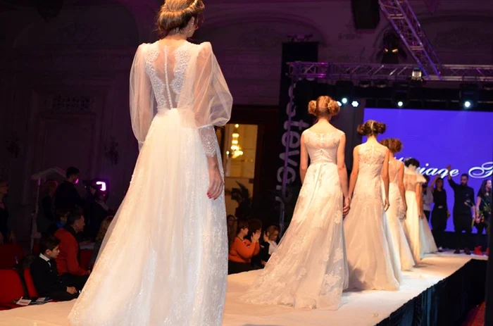 Vor fi prezentări de modă din oră în oră 