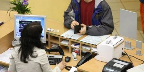 Românii nu se mai înghesie să ia credite