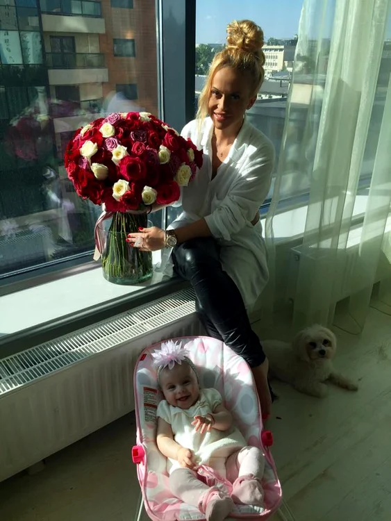 Evelin a zâmbit de mama focului alături de mama sa