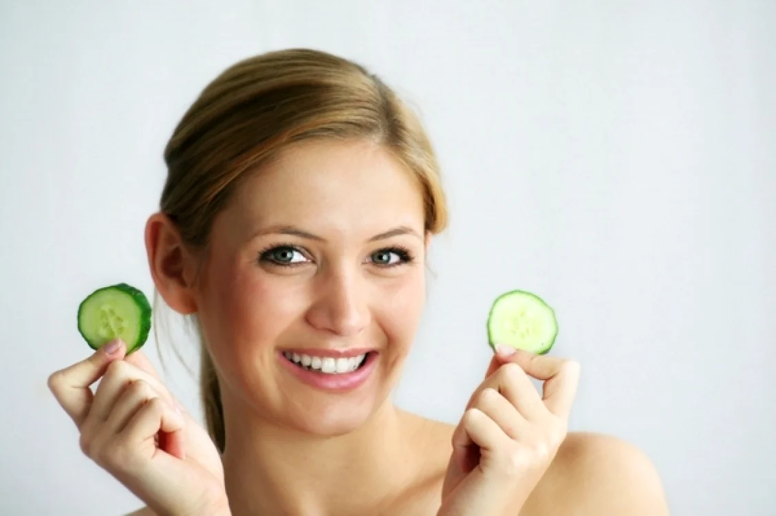 Coaja
 castravetelui conţine vitamine, antioxidanţi şi alte substanţe 
nutritive benefice, care ajută pielea să îşi menţină elasticitatea şi să
 îşi menţină aspectul curat.
