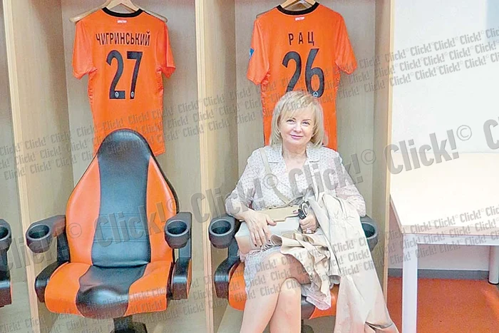 Neli Lucescu, alături de  peretele de granit pe  care sunt prezentate  performanţele lui  Mircea Lucescu (Fotografii: Alexandra Dragu)
