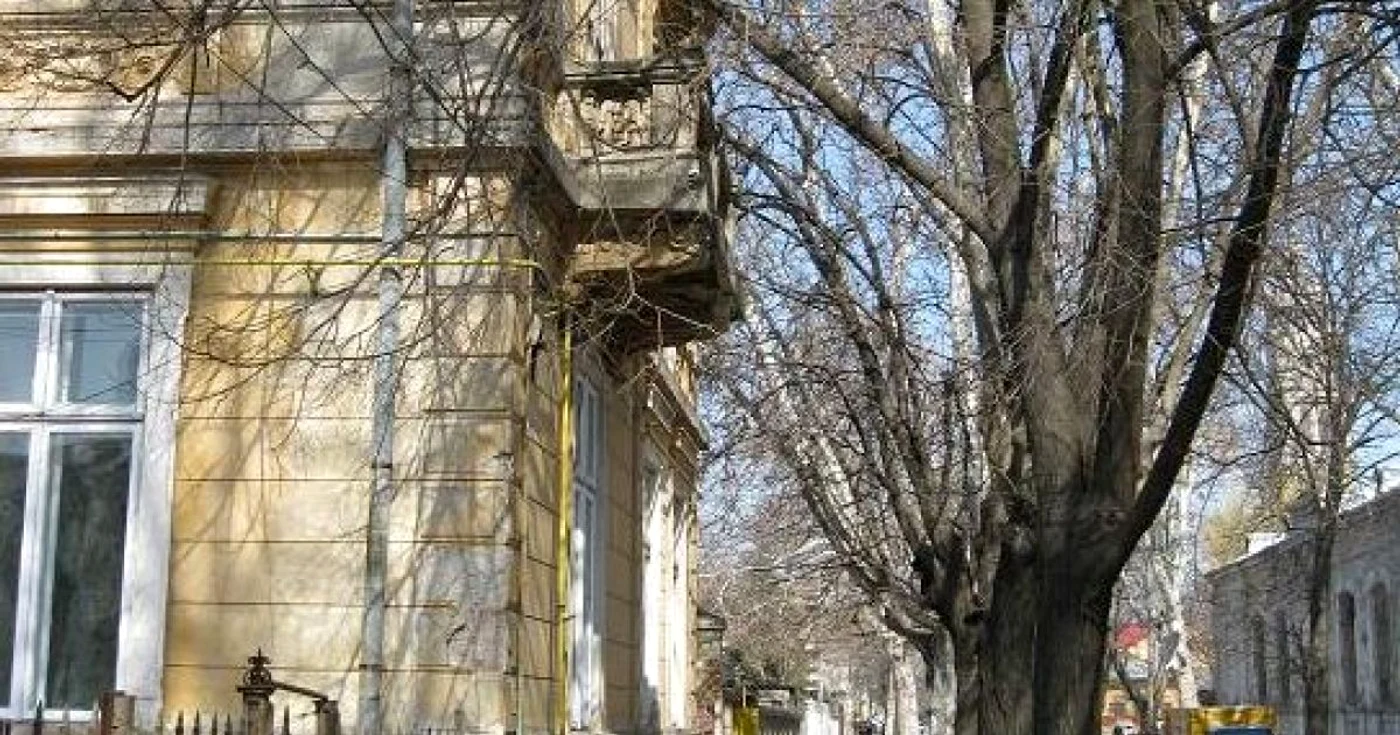 De sub balconele clădirilor vechi cad bucăţi de tencuială