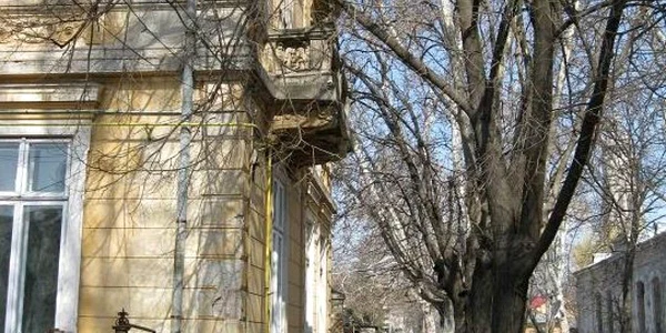De sub balconele clădirilor vechi cad bucăţi de tencuială