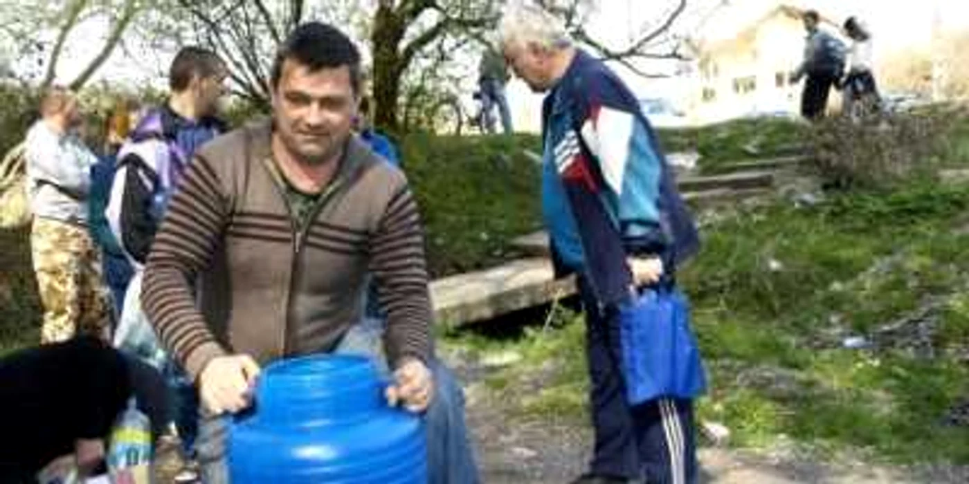 Oamenii vor fi nevoiţi să ia apă de la izvorul situat la periferia oraşului. (Arhivă) 
