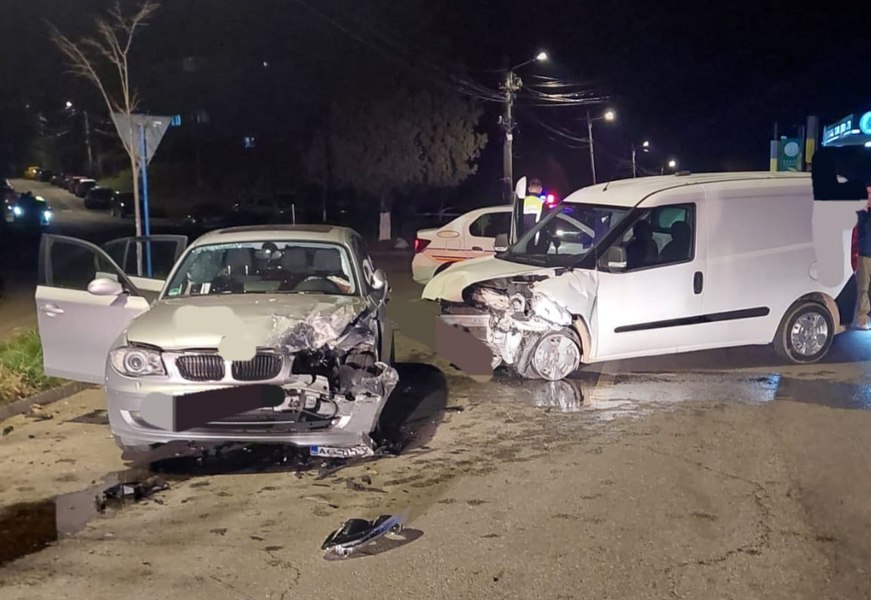 O mașină de poliție a fost izbită de un autoturism în timp ce se deplasa spre un accident rutier cu victime