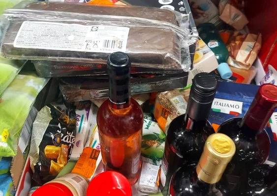 Comisarii de la Protecția Consumatorilor au găsit o serie de produse expirate Foto: CJP Gorj