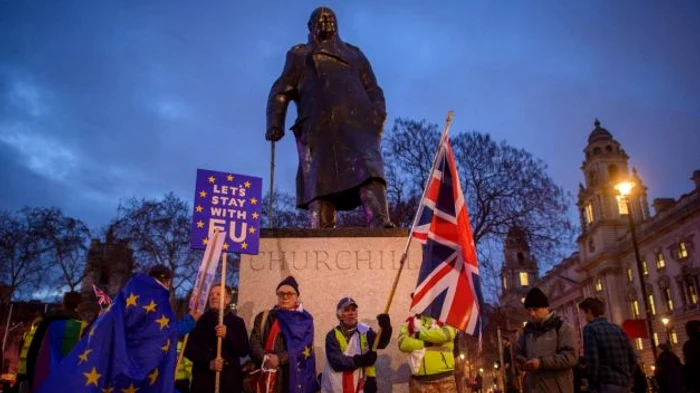 Lamentabil apus al gloriei imperiale, sub povara democraţiei confiscate
de populişti. Să fie învăţătură de minte celor care se mai joacă cu
focul suveranist prin Europa!