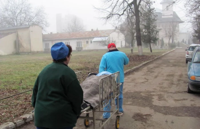 Muribunzii de pe paturile spitalului, căraţi cu targa de la morga